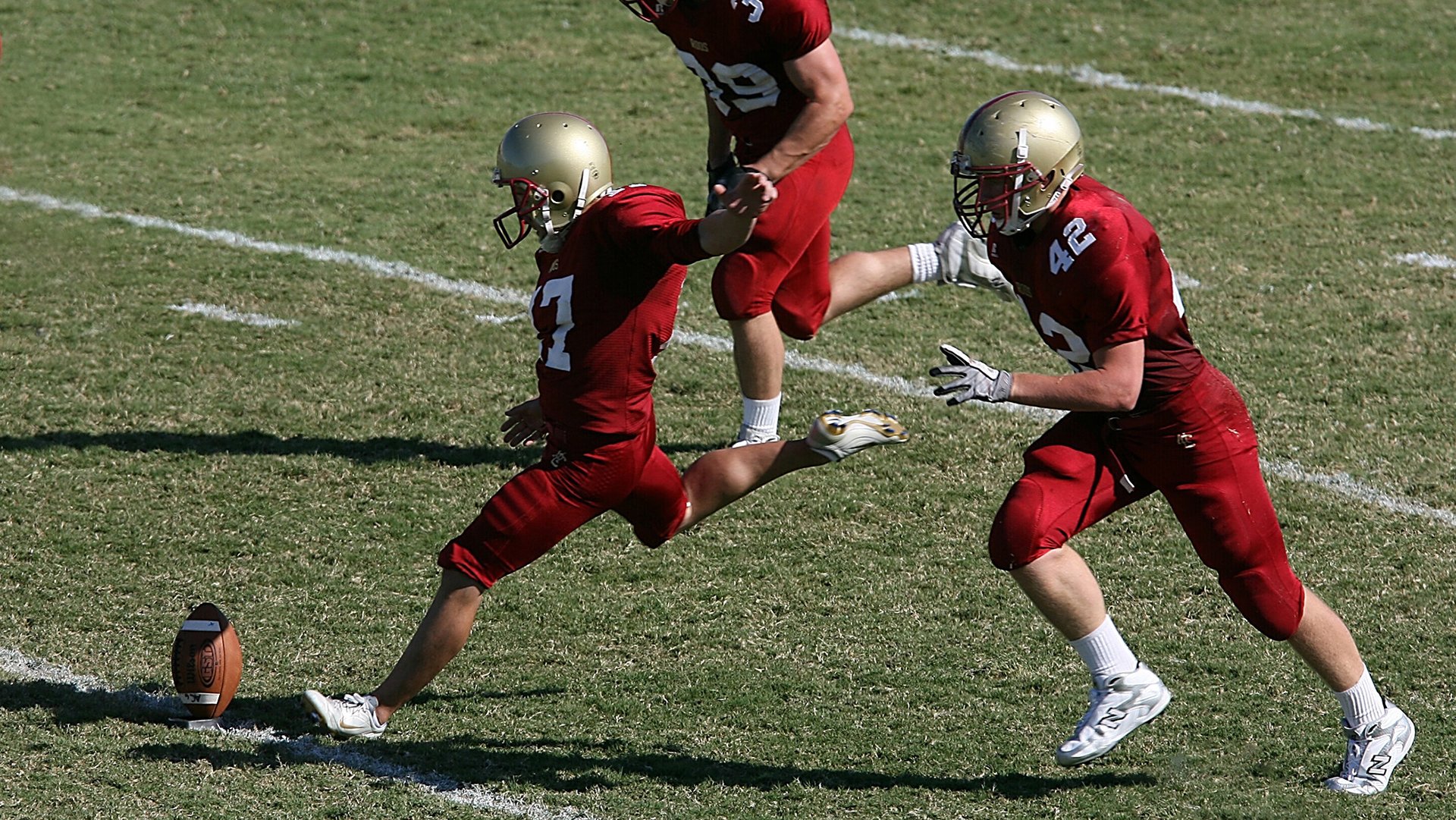 库里称赞队友积极防守带动全队提升，库里的防守待遇